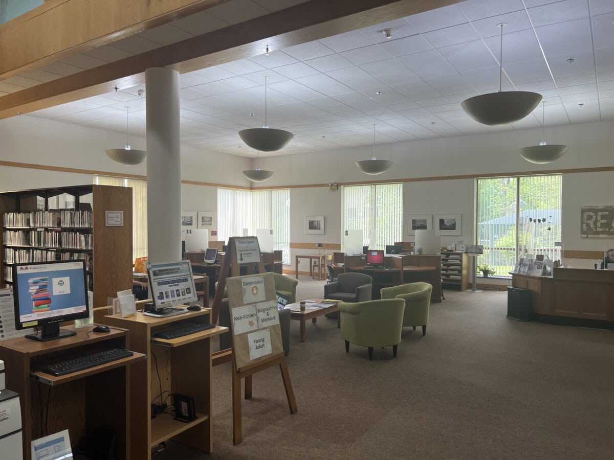 Reference area with public computers